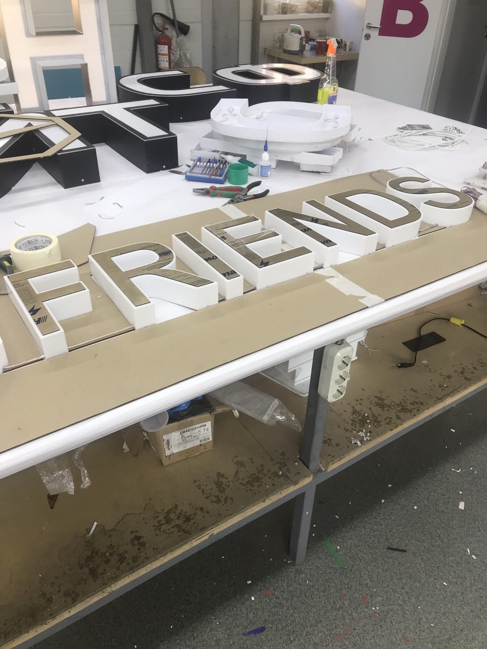 Световая вывеска для магазина 7-FRIENDS
